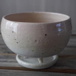 【陶器】ツヨアミセイコ様専用　ほんのりピンクと白の脚付き植木鉢②　　送料無料 3枚目の画像