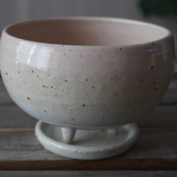 【陶器】ツヨアミセイコ様専用　ほんのりピンクと白の脚付き植木鉢②　　送料無料 4枚目の画像