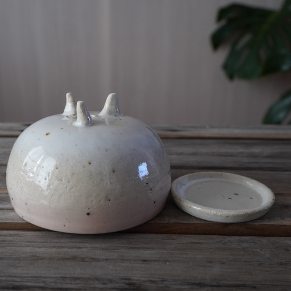 【陶器】ツヨアミセイコ様専用　ほんのりピンクと白の脚付き植木鉢②　　送料無料 5枚目の画像