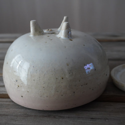 【陶器】ツヨアミセイコ様専用　ほんのりピンクと白の脚付き植木鉢②　　送料無料 6枚目の画像