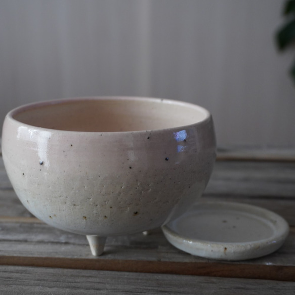 【陶器】ツヨアミセイコ様専用　ほんのりピンクと白の脚付き植木鉢②　　送料無料 8枚目の画像
