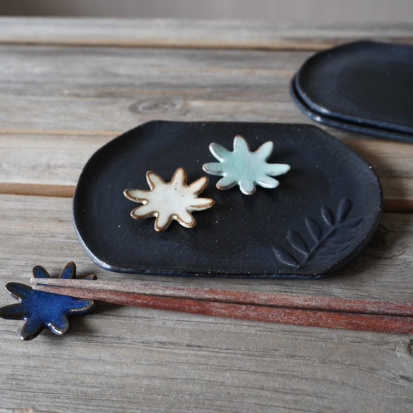 「花」「葉っぱ」×2モチーフの黒マット釉薬の取皿3枚set　(12×17cm) 3枚目の画像