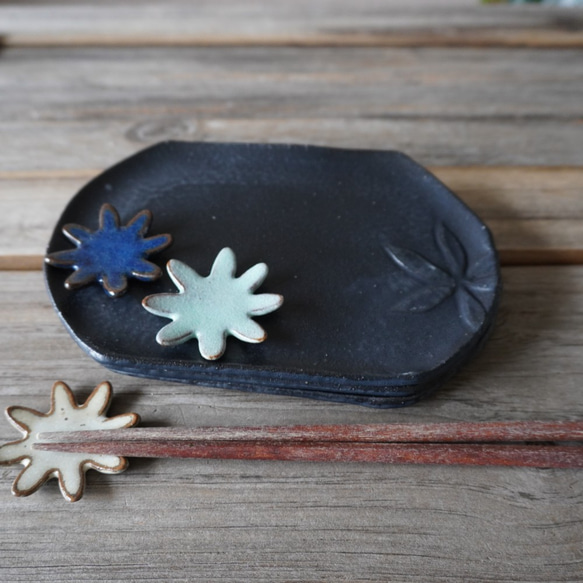 「花」「葉っぱ」×2モチーフの黒マット釉薬の取皿3枚set　(12×17cm) 6枚目の画像