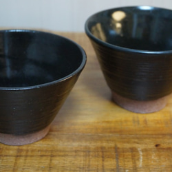 お茶碗  左（黒 横シマ 赤土）送料無料 1枚目の画像