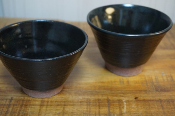 お茶碗  左（黒 横シマ 赤土）送料無料 1枚目の画像