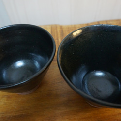 お茶碗  左（黒 横シマ 赤土）送料無料 2枚目の画像