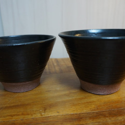 お茶碗  左（黒 横シマ 赤土）送料無料 3枚目の画像