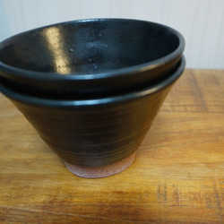 お茶碗  左（黒 横シマ 赤土）送料無料 4枚目の画像