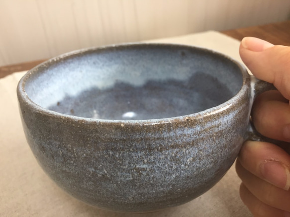 大きめスープカップ（白萩 赤土）手前 3枚目の画像