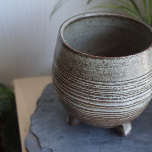 陶器】脚付き植木鉢（横縞 赤土） その他インテリア雑貨 yaya