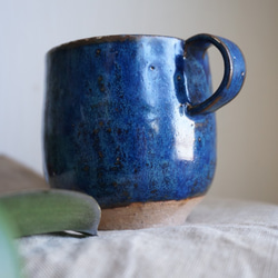 なまこ釉の青いマグカップ（青 赤土） 2枚目の画像