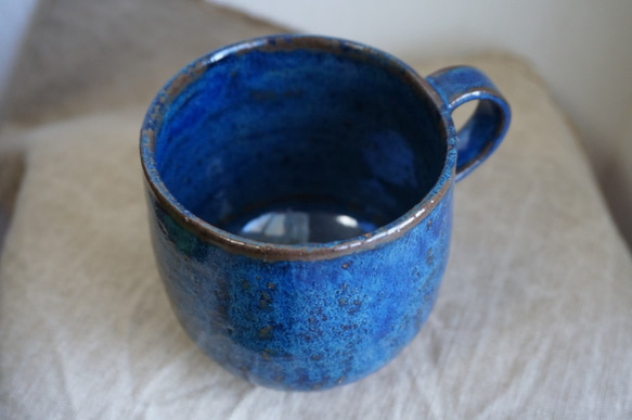 なまこ釉の青いマグカップ（青 赤土） 3枚目の画像