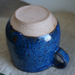 なまこ釉の青いマグカップ（青 赤土） 4枚目の画像