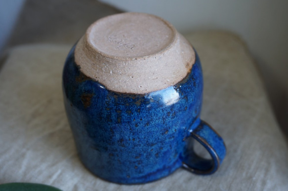 なまこ釉の青いマグカップ（青 赤土） 4枚目の画像