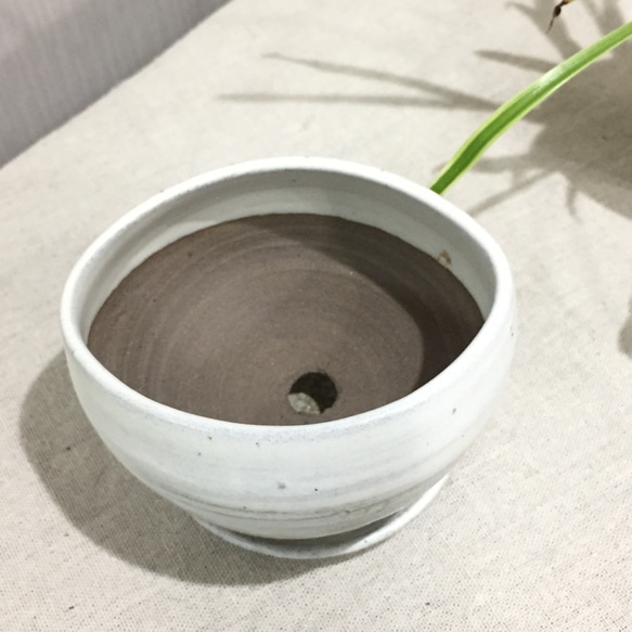 【陶器】白のオーバル脚付き植木鉢 受皿付き　送料無料 2枚目の画像