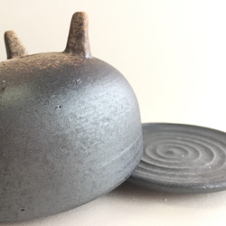 【陶器】燻釉の脚付き植木鉢 受皿付き　送料無料　 4枚目の画像