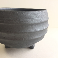 【陶器】燻釉の脚付き植木鉢カバー（黒 ）送料無料 4枚目の画像