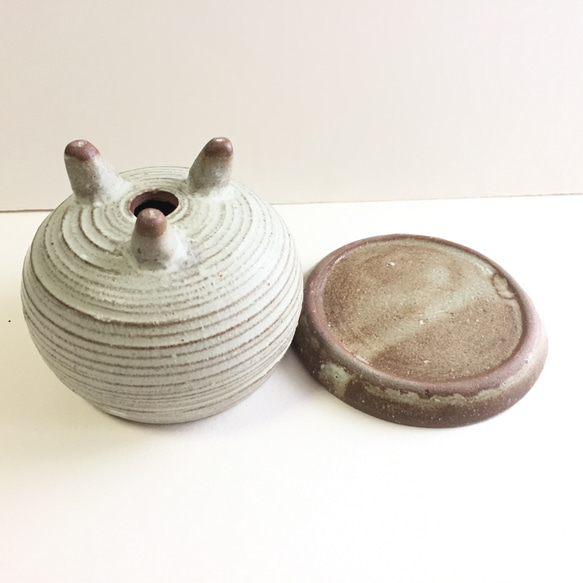 【陶器】白いマット釉の脚付き植木鉢 受皿付き　送料無料 4枚目の画像