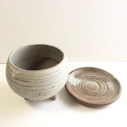 【陶器】白いマット釉の脚付き植木鉢 受皿付き　送料無料 5枚目の画像