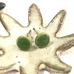 【陶土】陶の緑のプチピアス  送料無料 3枚目の画像