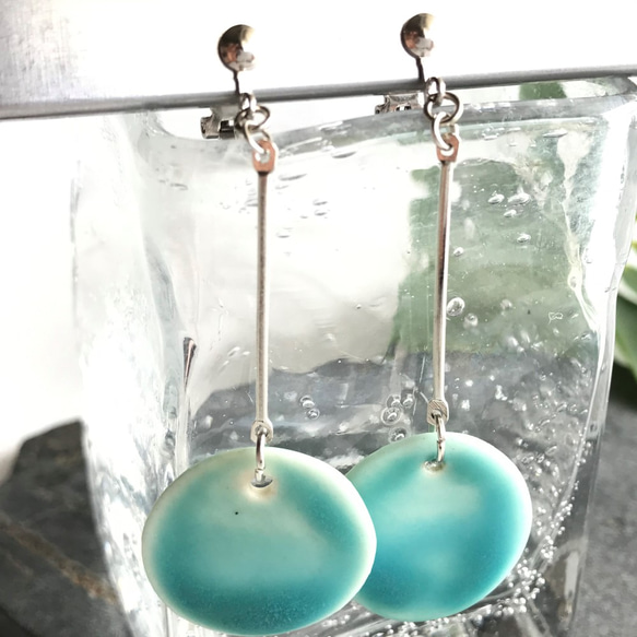 【陶土】トルコ青の揺れる陶のイヤリング　 送料無料 3枚目の画像