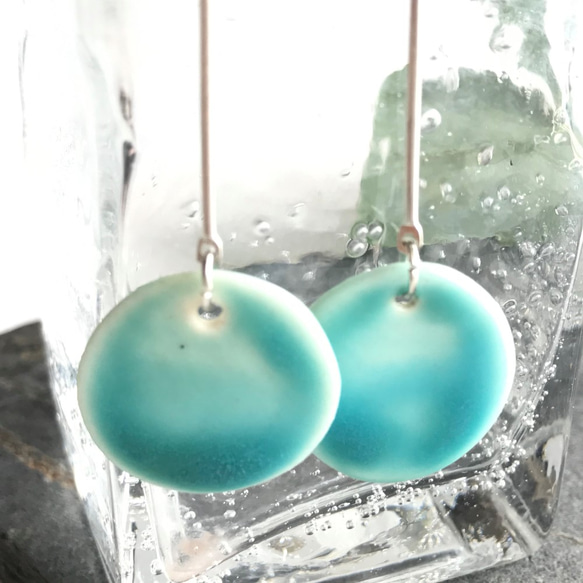 【陶土】トルコ青の揺れる陶のイヤリング　 送料無料 4枚目の画像
