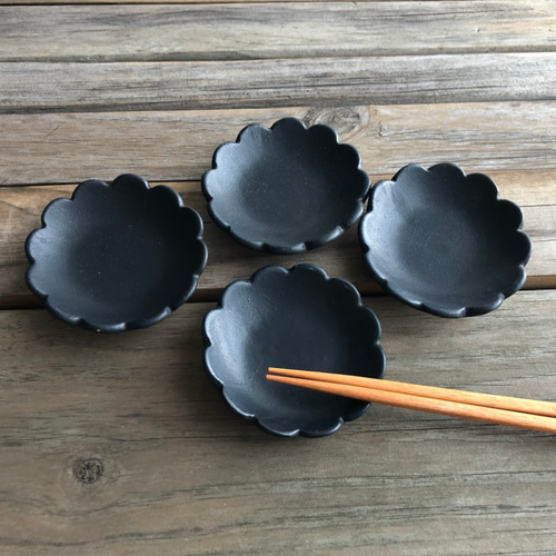 花型の豆皿（黒） 送料無料 薬味皿・豆皿 yaya 通販 9716276｜Creema