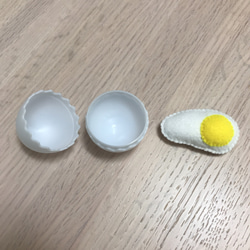 〈送料込み〉フェルト おままごと 卵2つセット　たまご　おもちゃ 3枚目の画像