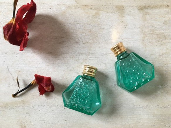 とても古い化粧水の瓶(プラ蓋付き)大小2本セット 【公式通販】