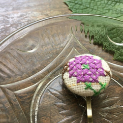 クロスステッチ刺繍のヘア・アクセサリー 紫の花 2枚目の画像