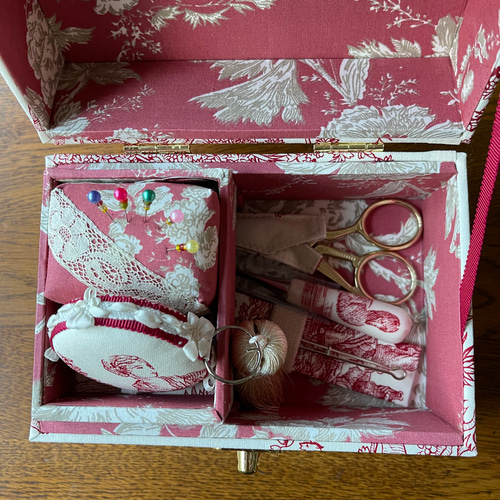 カルトナージュ裁縫箱(中)イギリス生地　アンティークレースとビーズ カルトナージュミニ裁縫箱 箱 ボックス アンティークレース