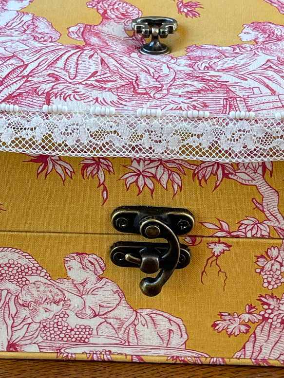 カルトナージュミニ裁縫箱　箱　ボックス　アンティークレース、ビーズ使用　やまぶき色とグレイ色が良い!! 7枚目の画像