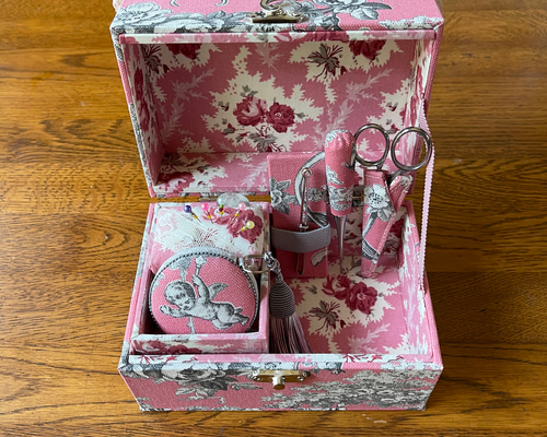 カルトナージュ裁縫箱(中) ピンクオレンジ色　遊んでいる子供達が可愛い‼️ カルトナージュ裁縫箱(中) ピンクオレンジ色 遊んでいる子供達が