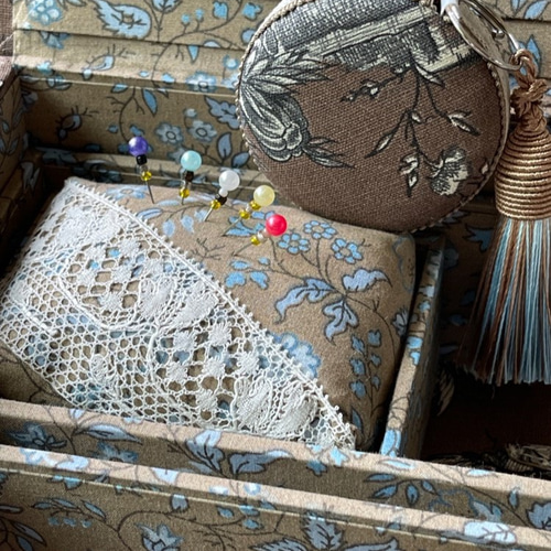 カルトナージュ裁縫箱 2段箱 ボックス シノワズリ柄の取り外し