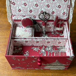 カルトナージュ裁縫箱　２段箱　シノワズリ柄の赤色　アンティークレース、ビーズを使用　かわいらしい小物達　ステキなハサミ 1枚目の画像