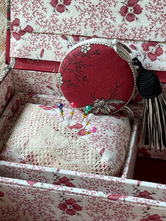カルトナージュ裁縫箱　２段箱　シノワズリ柄の赤色　アンティークレース、ビーズを使用　かわいらしい小物達　ステキなハサミ 2枚目の画像