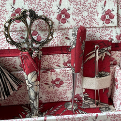 カルトナージュ裁縫箱　２段箱　シノワズリ柄の赤色　アンティークレース、ビーズを使用　かわいらしい小物達　ステキなハサミ 3枚目の画像