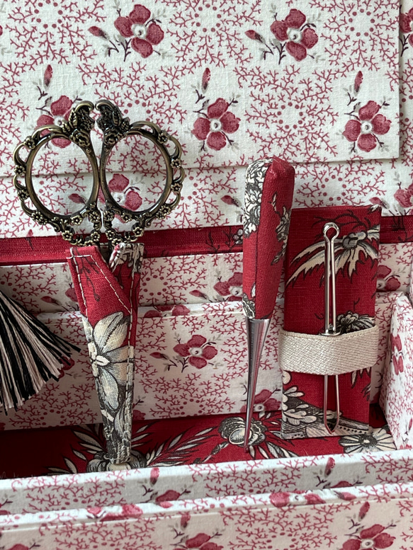 カルトナージュ裁縫箱　２段箱　シノワズリ柄の赤色　アンティークレース、ビーズを使用　かわいらしい小物達　ステキなハサミ 3枚目の画像