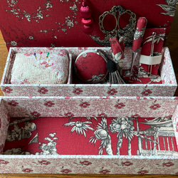 カルトナージュ裁縫箱　２段箱　シノワズリ柄の赤色　アンティークレース、ビーズを使用　かわいらしい小物達　ステキなハサミ 4枚目の画像