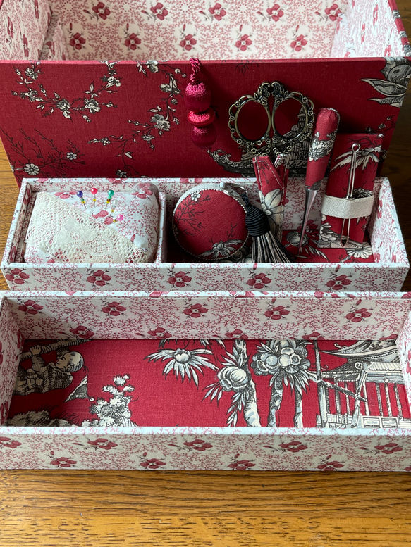 カルトナージュ裁縫箱　２段箱　シノワズリ柄の赤色　アンティークレース、ビーズを使用　かわいらしい小物達　ステキなハサミ 4枚目の画像