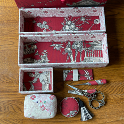 カルトナージュ裁縫箱　２段箱　シノワズリ柄の赤色　アンティークレース、ビーズを使用　かわいらしい小物達　ステキなハサミ 5枚目の画像