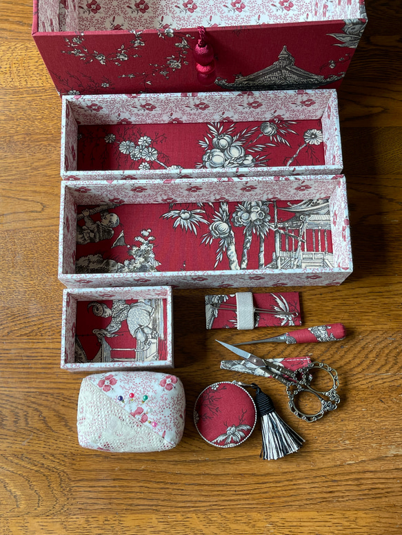 カルトナージュ裁縫箱　２段箱　シノワズリ柄の赤色　アンティークレース、ビーズを使用　かわいらしい小物達　ステキなハサミ 5枚目の画像