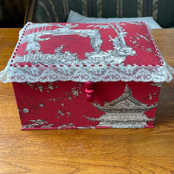 カルトナージュ裁縫箱　２段箱　シノワズリ柄の赤色　アンティークレース、ビーズを使用　かわいらしい小物達　ステキなハサミ 6枚目の画像