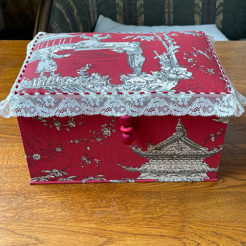 カルトナージュ裁縫箱 2段箱 シノワズリ柄の赤色 アンティーク カルトナージュ裁縫箱 2段箱 シノワズリ柄の赤色 アンティーク