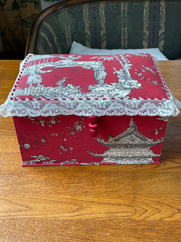 カルトナージュ裁縫箱　２段箱　シノワズリ柄の赤色　アンティークレース、ビーズを使用　かわいらしい小物達　ステキなハサミ 6枚目の画像