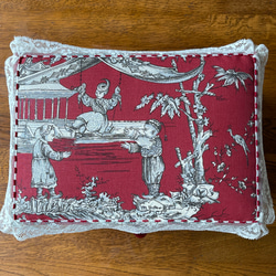カルトナージュ裁縫箱　２段箱　シノワズリ柄の赤色　アンティークレース、ビーズを使用　かわいらしい小物達　ステキなハサミ 7枚目の画像