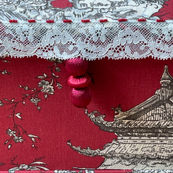 カルトナージュ裁縫箱　２段箱　シノワズリ柄の赤色　アンティークレース、ビーズを使用　かわいらしい小物達　ステキなハサミ 8枚目の画像