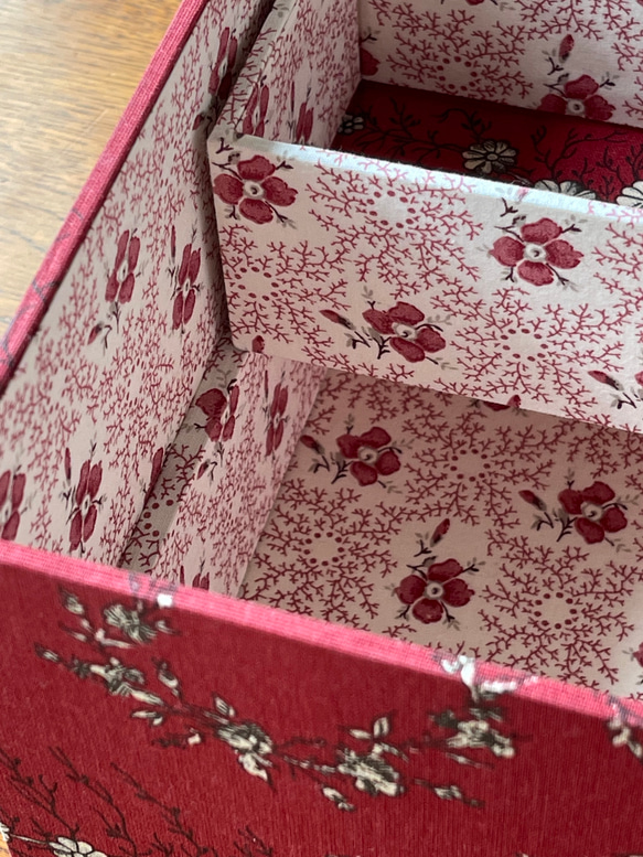 カルトナージュ裁縫箱　２段箱　シノワズリ柄の赤色　アンティークレース、ビーズを使用　かわいらしい小物達　ステキなハサミ 9枚目の画像