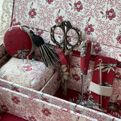 カルトナージュ裁縫箱　２段箱　シノワズリ柄の赤色　アンティークレース、ビーズを使用　かわいらしい小物達　ステキなハサミ 10枚目の画像