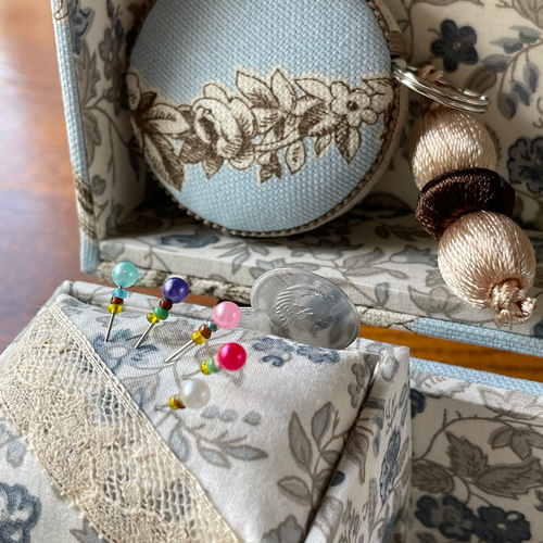 カルトナージュ裁縫箱(中)イギリス生地　アンティークレースとビーズ カルトナージュ裁縫箱(中)イギリス生地 アンティークレースと